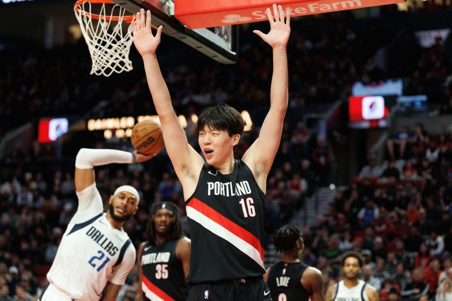 杨瀚森出战10分钟献1助攻 开拓者胜独行侠